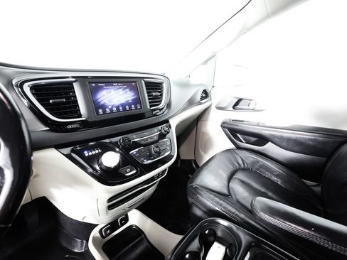 Used 2020 Chrysler Pacifica Touring-L FWD image 29