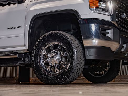 Used 2018 GMC Sierra 2500 SLE w/ Suspension Package, Off-Road AWD/4WD image 14