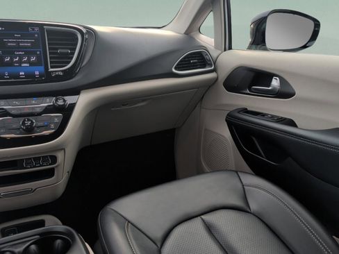 Used 2024 Chrysler Pacifica Touring-L image 39
