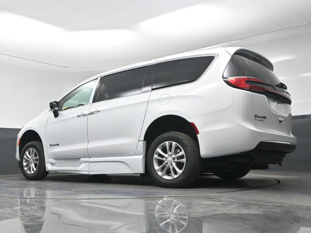 Used 2027 Chrysler Pacifica Select w/ Family Tech Group FWD image 20