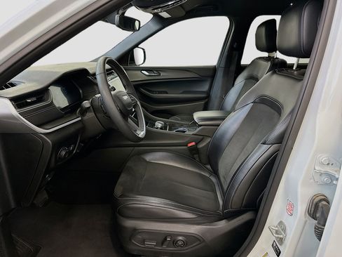 Used 2024 Jeep Grand Cherokee L Laredo image 13