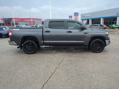 Used 2018 Toyota Tundra SR5 w/ SR5 Upgrade Package AWD/4WD image 9