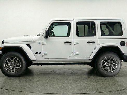 Used 2025 Jeep Wrangler Sahara image 5