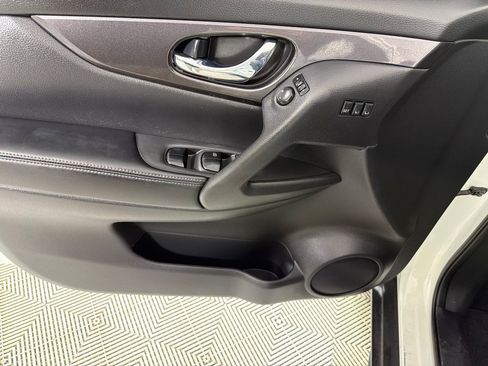 Used 2018 Nissan Rogue SV w/ Premium Package FWD image 8