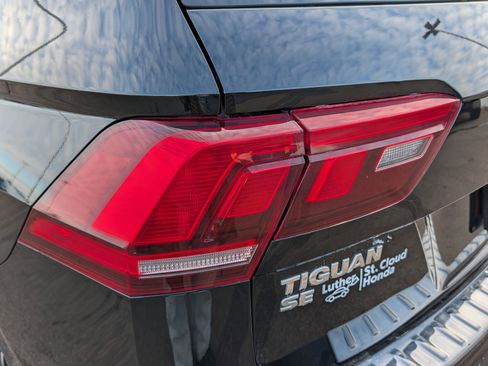 Used 2021 Volkswagen Tiguan SE image 17