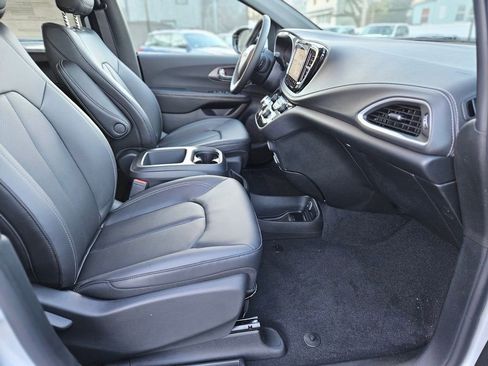 New 2026 Chrysler Pacifica Select image 9