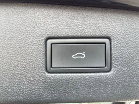 Used 2022 Volkswagen Tiguan SE AWD/4WD image 14