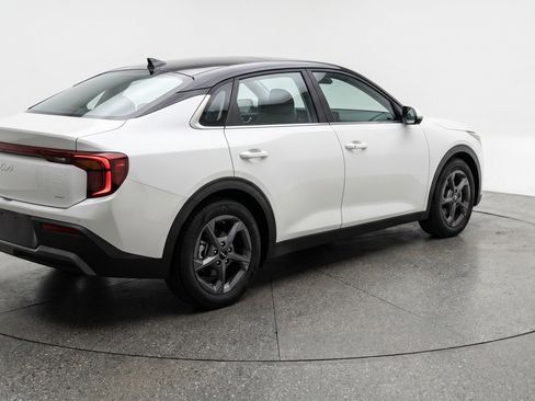 Used 2025 Kia K4 LXS image 9