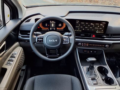 New 2026 Kia Carnival LX FWD image 6