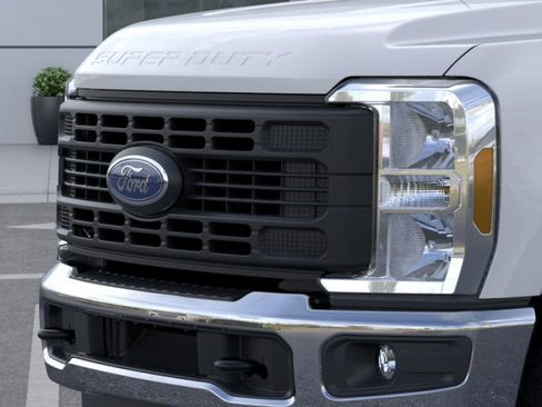 New 2026 Ford F250 XL w/ XL Chrome Package image 17