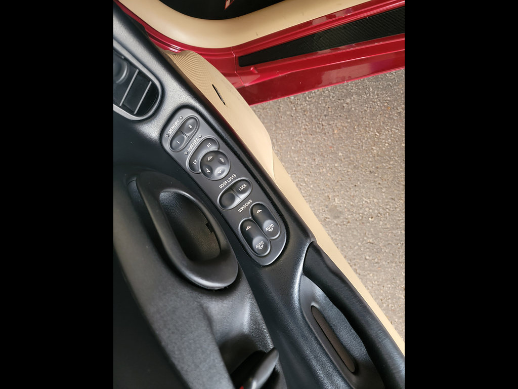 Used 2000 Chevrolet Corvette Convertible w/ Performance Handling Pkg RWD image 11