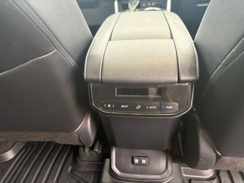 Used 2021 Toyota Highlander XLE AWD/4WD image 46