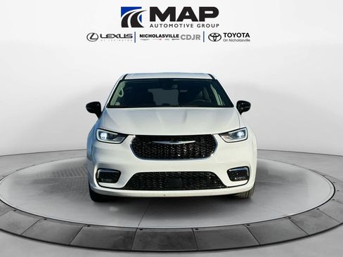 Used 2024 Chrysler Pacifica Touring-L image 8