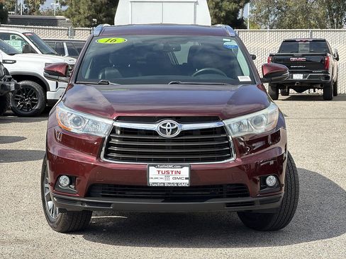 Used 2016 Toyota Highlander XLE w/ Preferred Accessory Package FWD image 2