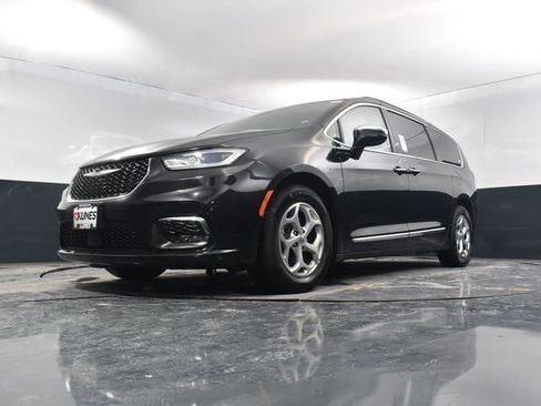 Used 2023 Chrysler Pacifica Limited FWD image 50