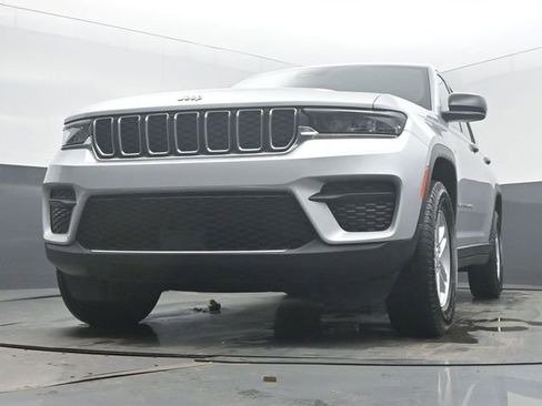 Used 2025 Jeep Grand Cherokee Laredo AWD/4WD image 46