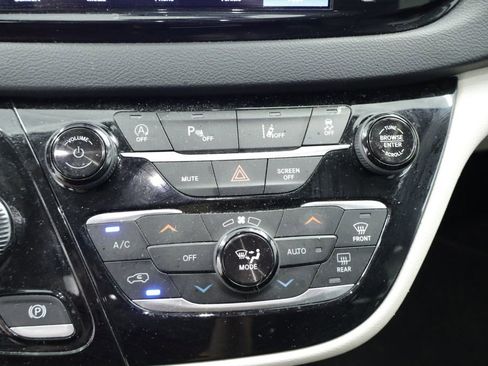Used 2023 Chrysler Pacifica Touring-L FWD image 30