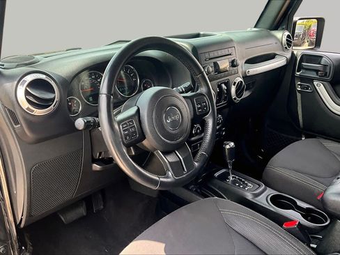 Used 2017 Jeep Wrangler Unlimited Sahara w/ Connectivity Group AWD/4WD image 16