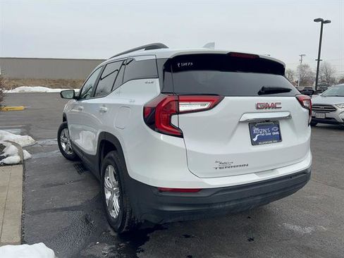 Used 2024 GMC Terrain SLE w/ Driver Convenience Package image 5