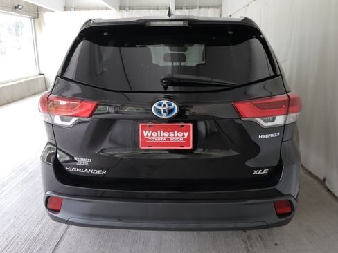 Used 2019 Toyota Highlander XLE AWD/4WD image 28