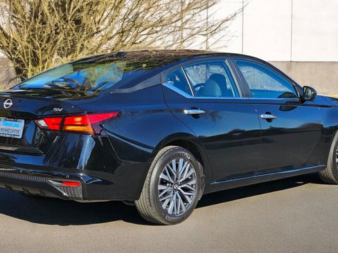 Used 2024 Nissan Altima 2.5 SV image 2