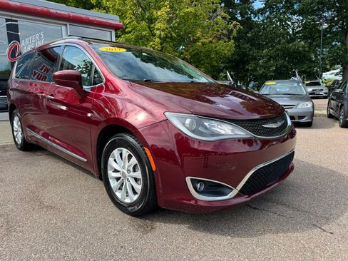 Used 2017 Chrysler Pacifica Touring-L FWD image 2