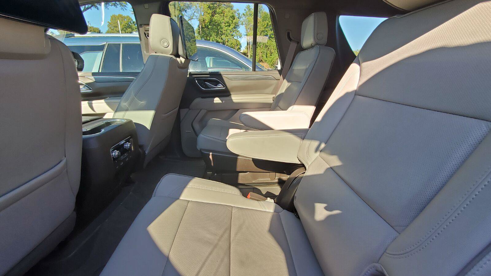 Used 2022 GMC Yukon SLT w/ SLT Premium Package AWD/4WD image 5