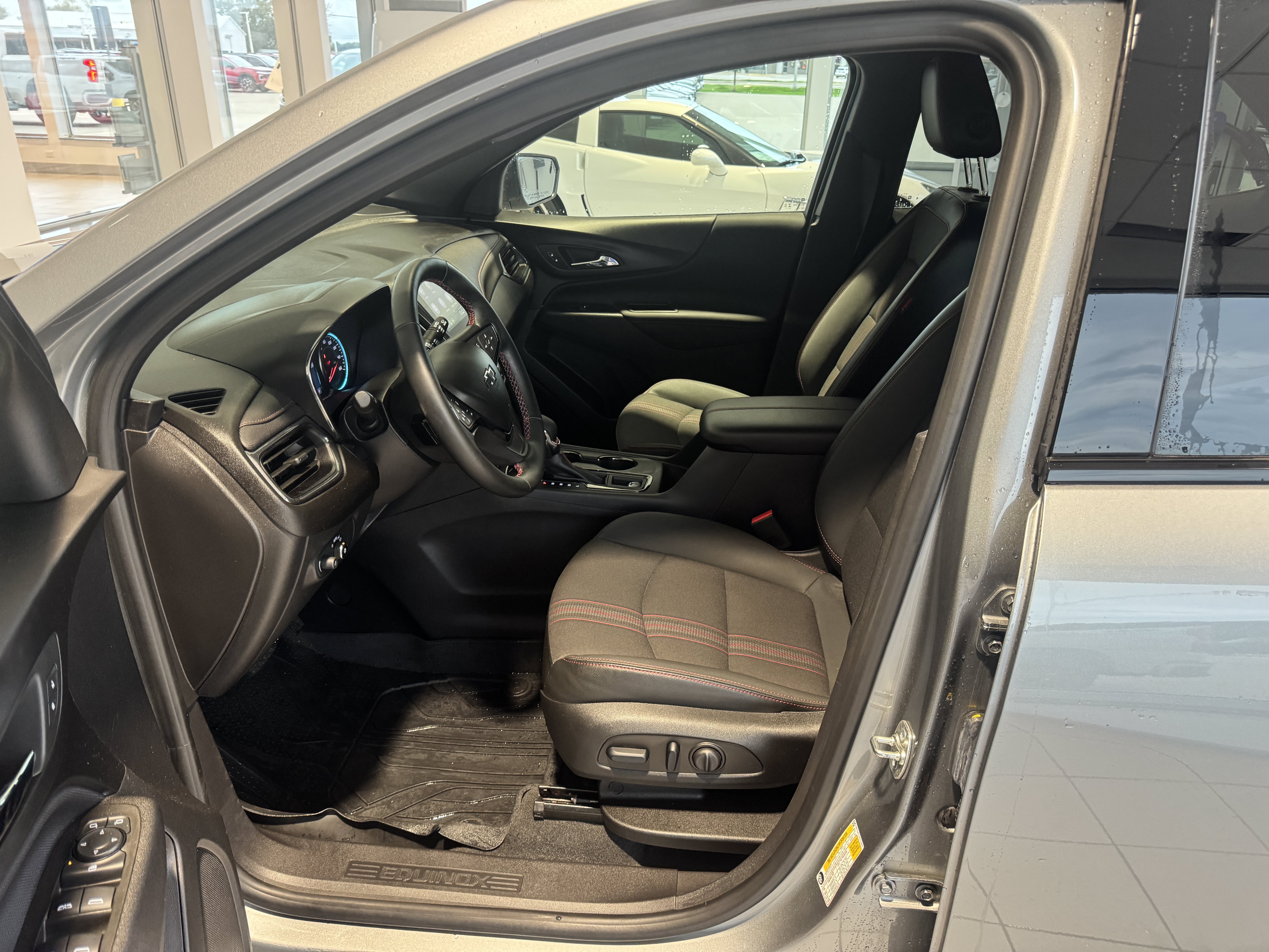 Used 2024 Chevrolet Equinox RS FWD image 2