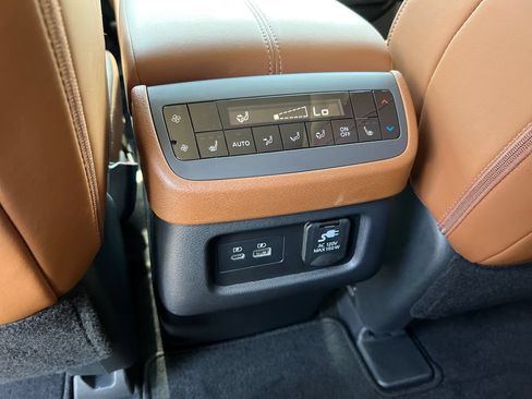 Used 2025 Nissan Pathfinder Platinum FWD image 22
