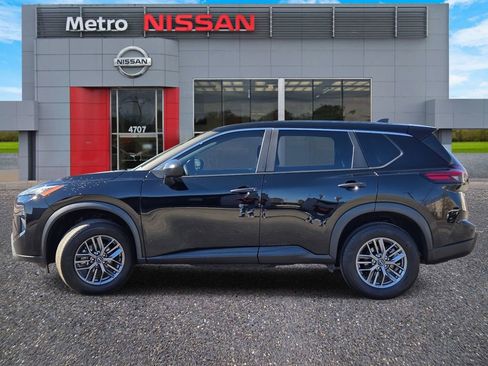 Used 2025 Nissan Rogue S image 3