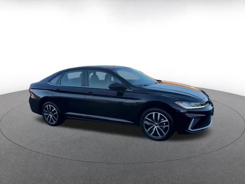 Used 2025 Volkswagen Jetta SE image 2