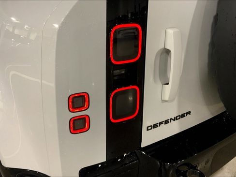 New 2026 Land Rover Defender 110 X-Dynamic SE image 14