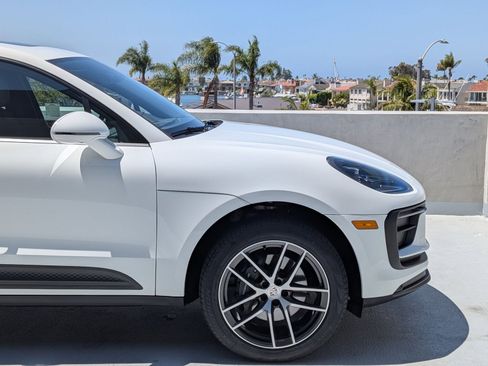 Certified 2025 Porsche Macan AWD/4WD image 11