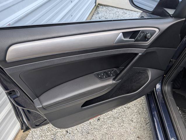 Used 2017 Volkswagen Golf SportWagen FWD image 6