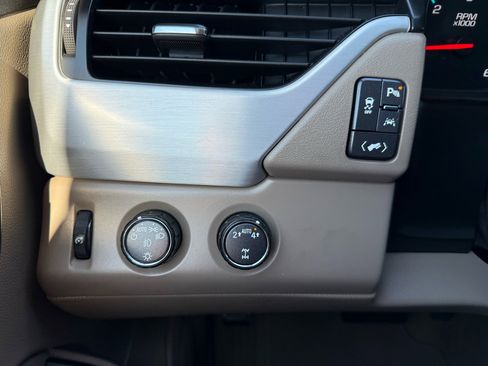 Used 2017 GMC Yukon SLT w/ Enhanced Security Package image 29