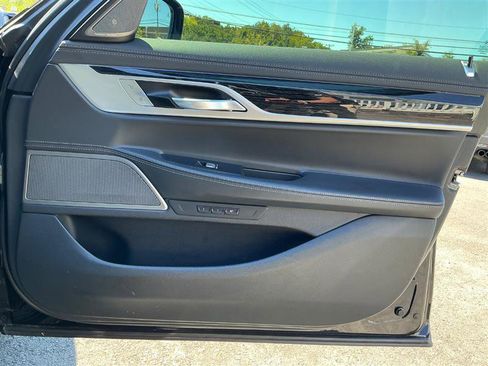 Used 2019 BMW 750i xDrive w/ M Sport Package image 37