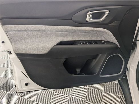 Used 2024 Jeep Compass Latitude image 10