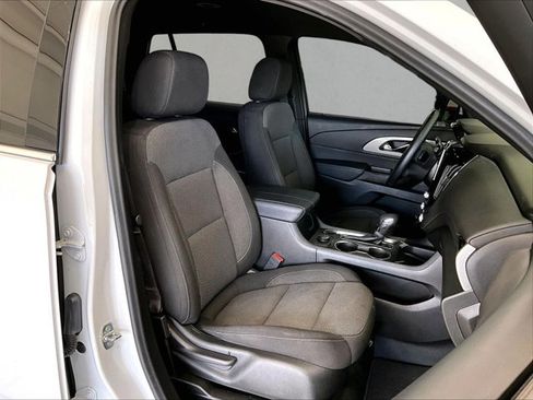 Used 2023 Chevrolet Traverse LT image 9