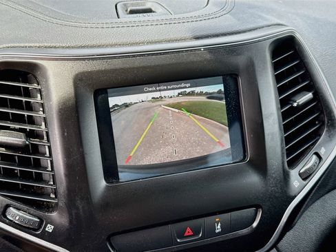 Used 2021 Jeep Cherokee Latitude AWD/4WD image 14