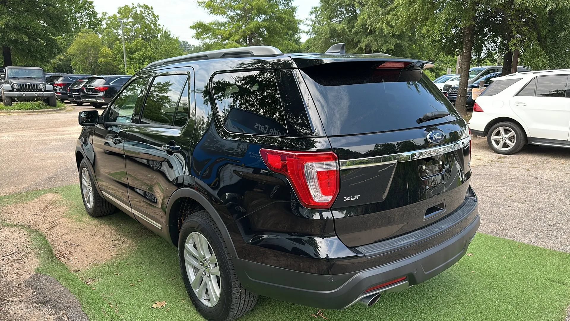 Used 2018 Ford Explorer XLT AWD/4WD image 4