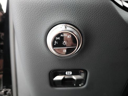 Used 2025 Mercedes-Benz GLC 350e 4MATIC image 9