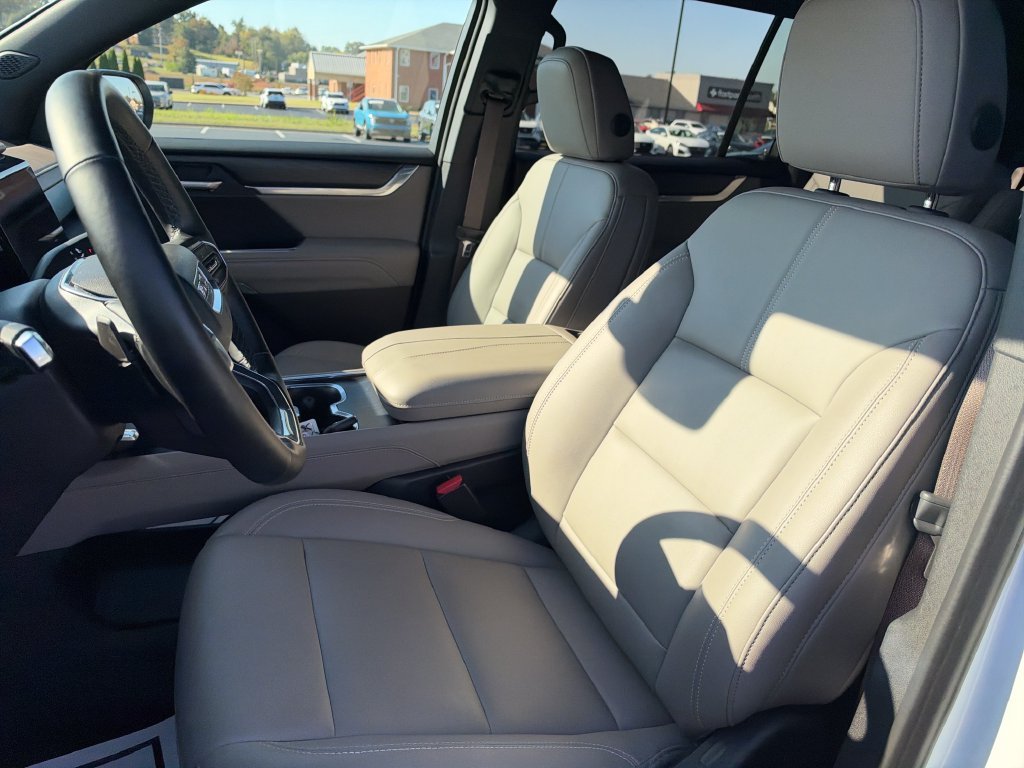 Used 2026 GMC Acadia Elevation w/ Elevation Premium Package FWD image 13