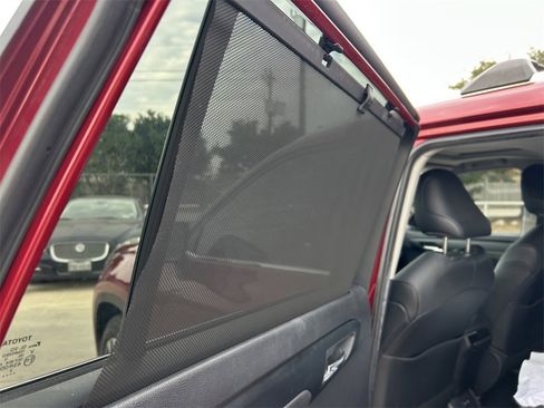 Used 2020 Toyota Highlander XLE image 18