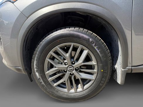 Used 2023 Nissan Rogue S image 9