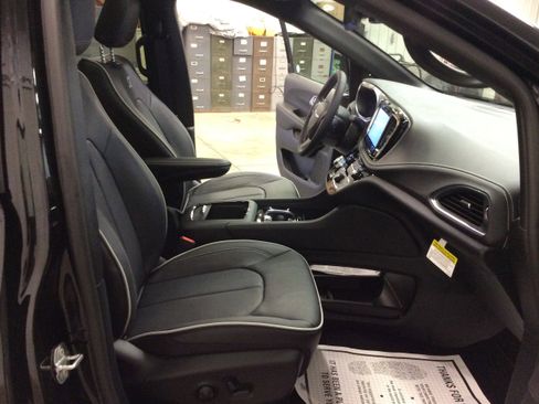 New 2026 Chrysler Pacifica Limited w/ S Appearance Package image 39