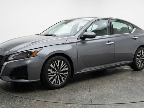 Used 2025 Nissan Altima 2.5 SV image 3