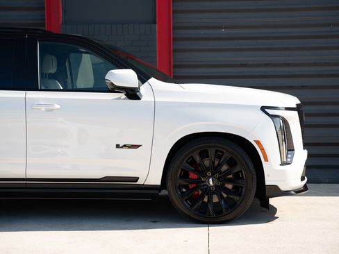 Used 2025 Cadillac Escalade V w/ LPO, ONYX Package image 12