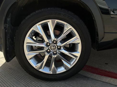 Used 2023 Toyota Highlander Limited FWD image 9