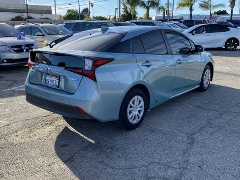 Used 2021 Toyota Prius LE image 5