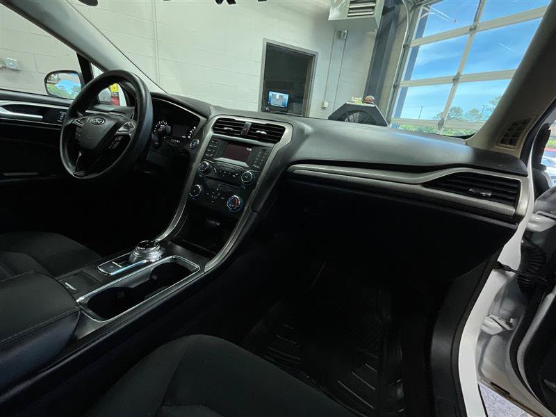 Used 2018 Ford Fusion SE FWD image 28